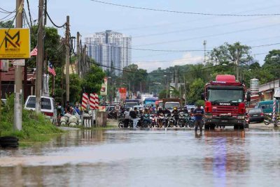 Kenderaan yang terkandas berikutan jalan utama Hulu Langat di Kampung Sungai Serai dinaiki air hari ini. - Foto: Bernama