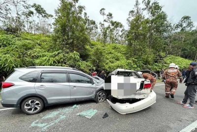 Seorang wanita maut manakala 7 yang lain termasuk seorang kanak-kanak perempuan cedera dalam kemalangan melibatkan dua kereta di Jalan Jemaluang-Mersing berhampiran Jemaluang Dairy Valley petang tadi. - Foto: FB JBPM Mersing