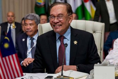 Anwar ketika menghadiri Sidang Kemuncak Luar Biasa Arab-Islam yang diadakan di ibu negara Qatar hari ini. - Foto: Bernama
