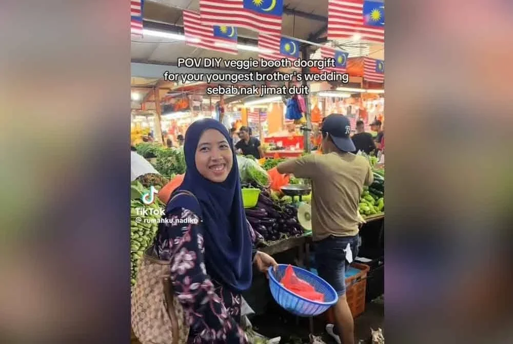 Ahli keluarga Muhammad Syafiq melakukan survei sayur-sayuran yang dijadikan cenderahati pada majlis perkahwinan adik mereka.