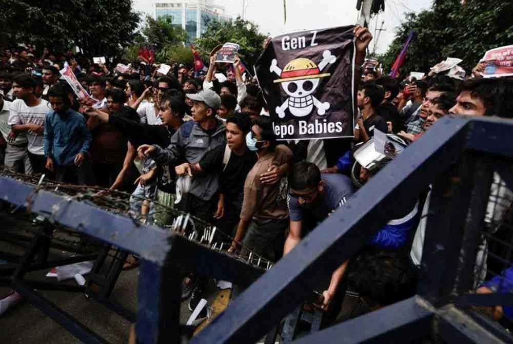 Simbol tengkorak kartun pada kain rentang hitam semakin menjadi ikon protes di beberapa kawasan di rantau ini. Foto: Agensi