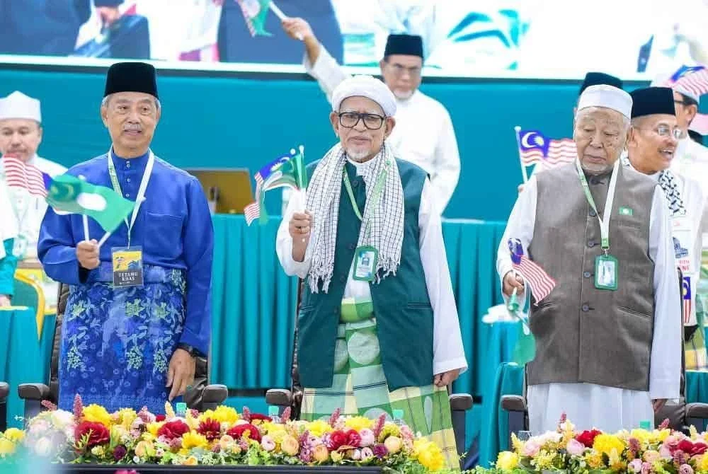 Abdul Hadi (depan, tengah) bersama Muhyiddin (depan, kiri) dan Mursyidul Am Pas, Datuk Hashim Jasin (depan, kanan) pada Muktamar Tahunan Pas Pusat kali ke 71.