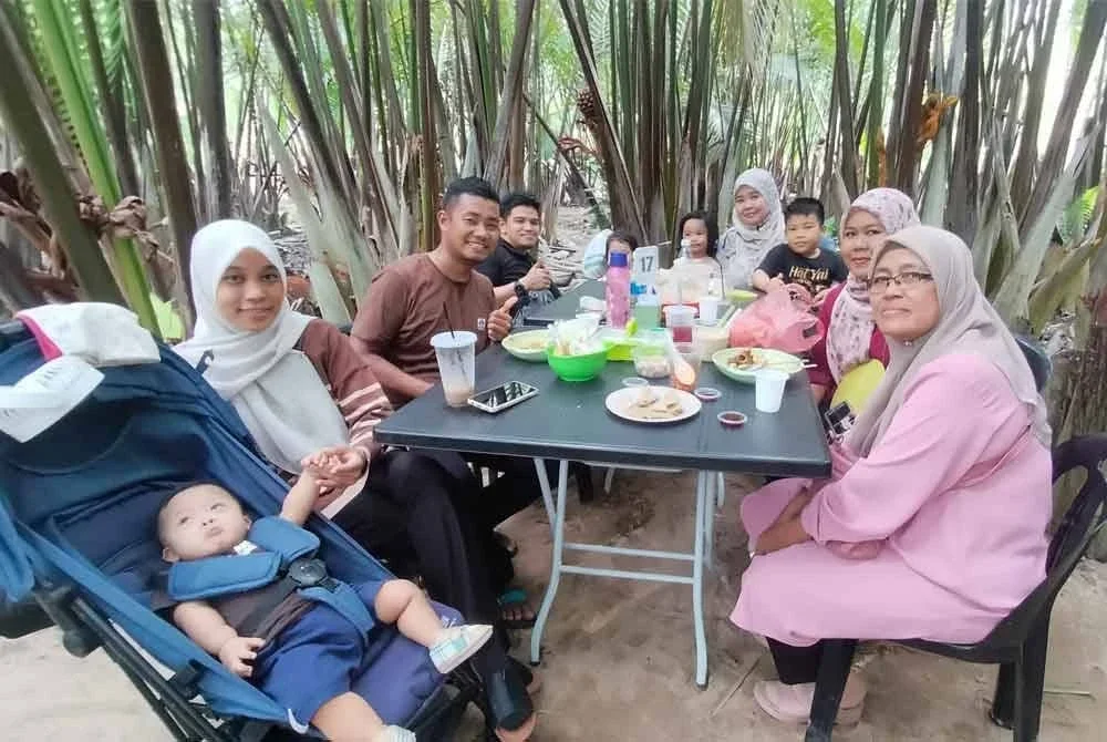 Pengunjung boleh menikmati pelbagai menu istimewa di Kebun Nipah Pak Man.