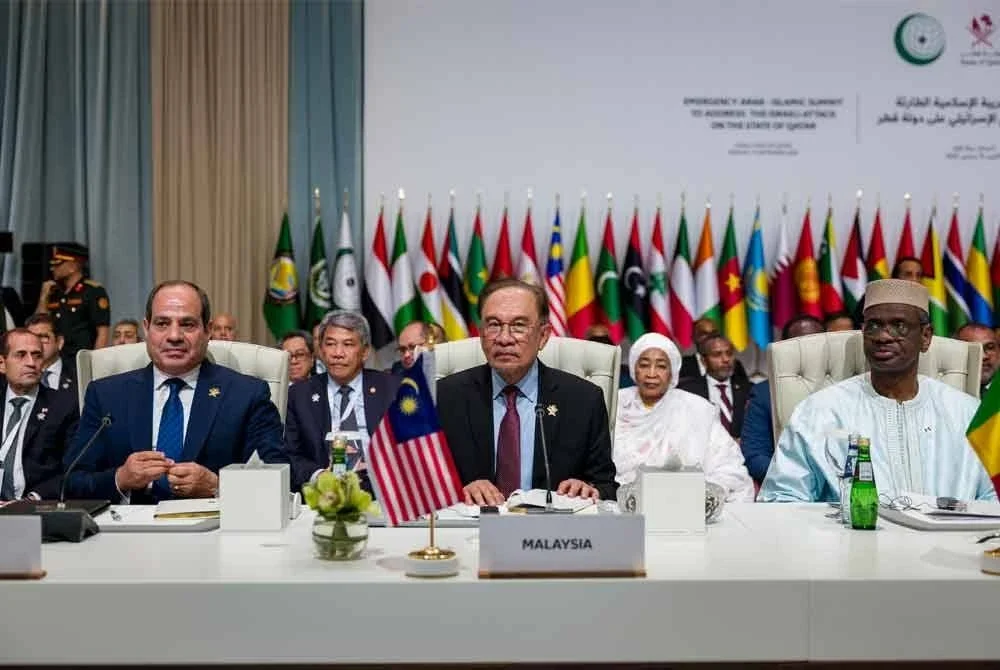 Anwar ketika menghadiri Sidang Kemuncak Luar Biasa Arab-Islam yang diadakan di ibu negara Qatar hari ini. - Foto: Bernama