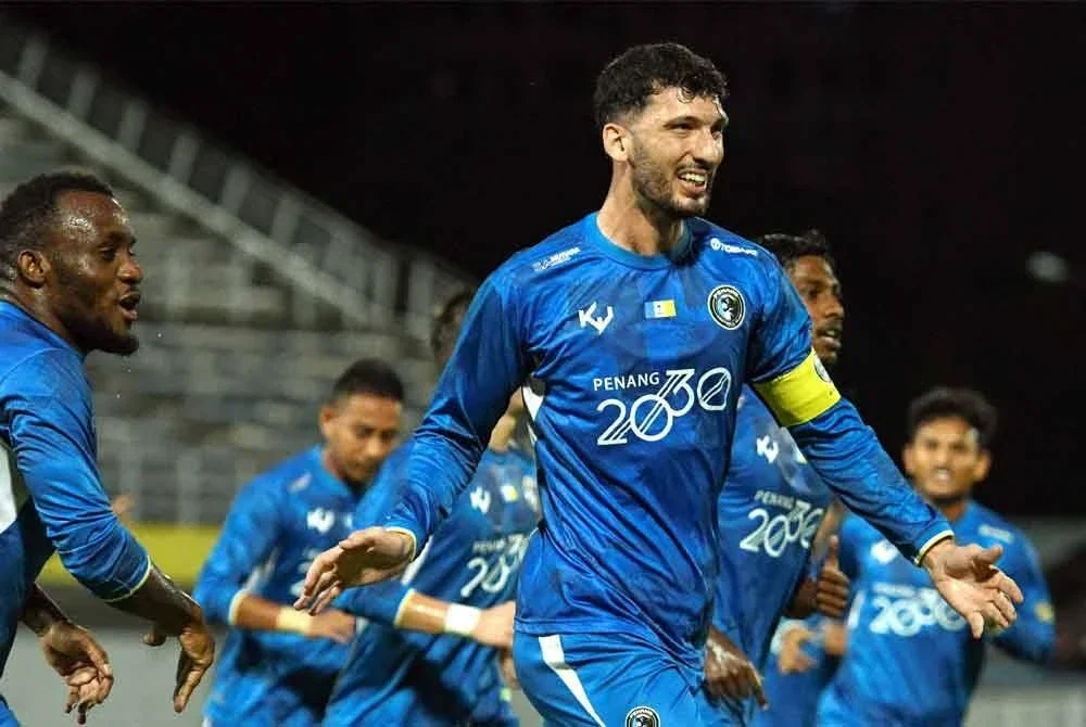 Pemain Penang FC, Stefano Brundo (kanan) menjaring gol pertama ketika bertemu dengan pasukan Melaka FC dalam perlawanan Piala FA di Stadium Bandaraya di sini hari ini. - Foto: Bernama