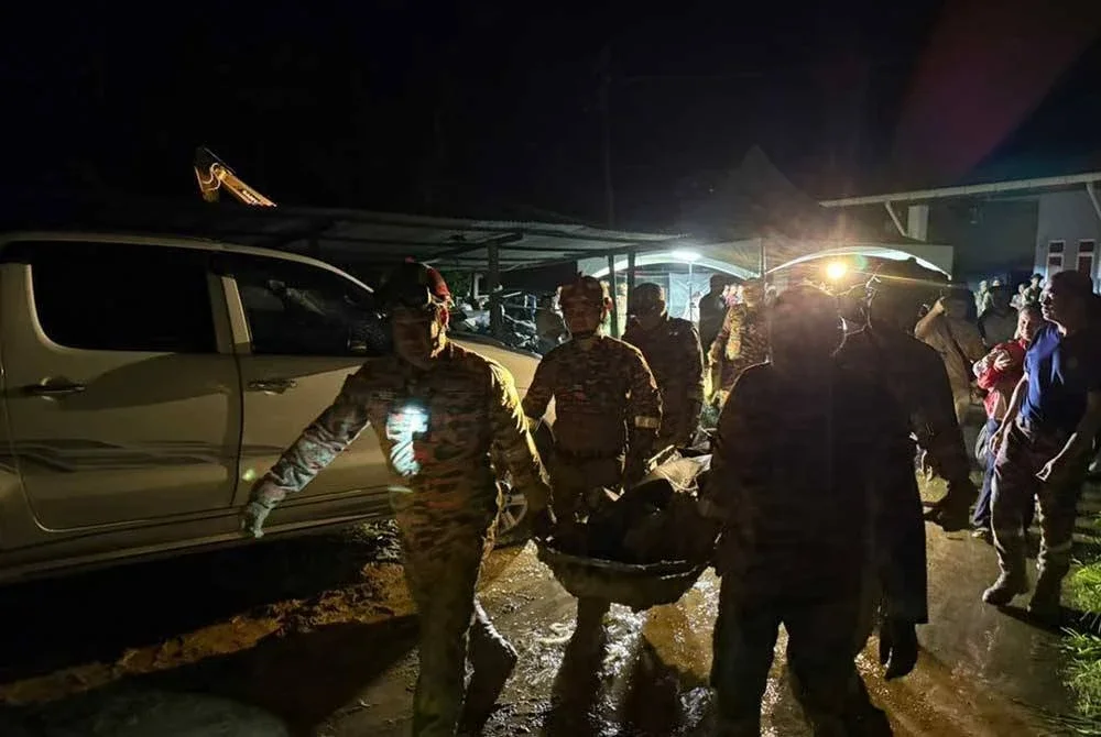 Mangsa terakhir tanah runtuh di Kampung Marahang Tuntul, Papar ditemui pada jam 8.45 malam Isnin. - Foto: JBPM Sabah