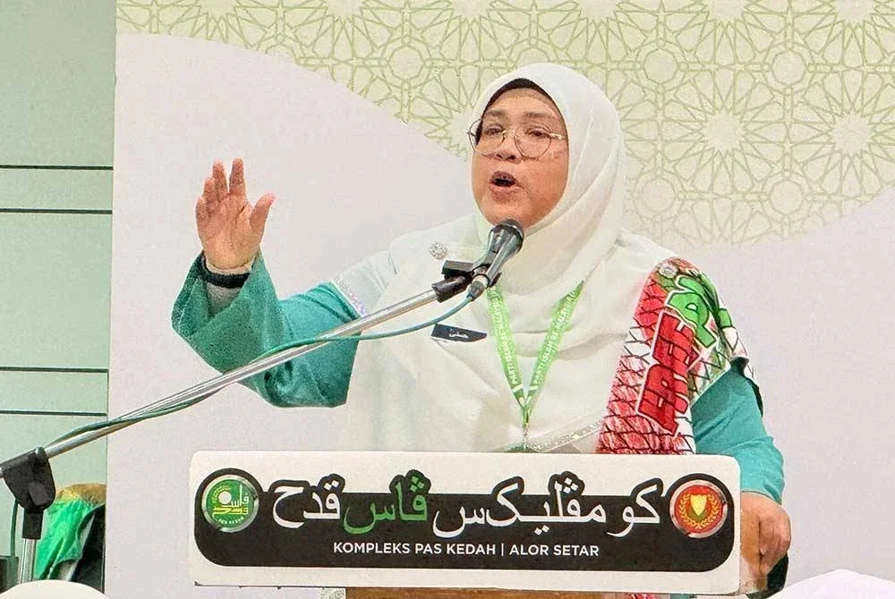 Husna ketika membentangkan usul sempena Muktamar Pas Pusat ke-71 di Kompleks Pas Kedah, Kota Sarang Semut pada Selasa.