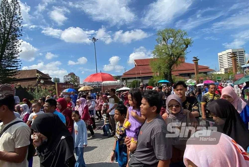 Lebih 3,000 pengunjung membanjiri laluan sepanjang 1.2 kilometer dari tempat letak kereta Dataran Masjid Muhammadi menuju ke Istana Balai Besar bagi menyaksikan kelibat haiwan jinak berkenaan.