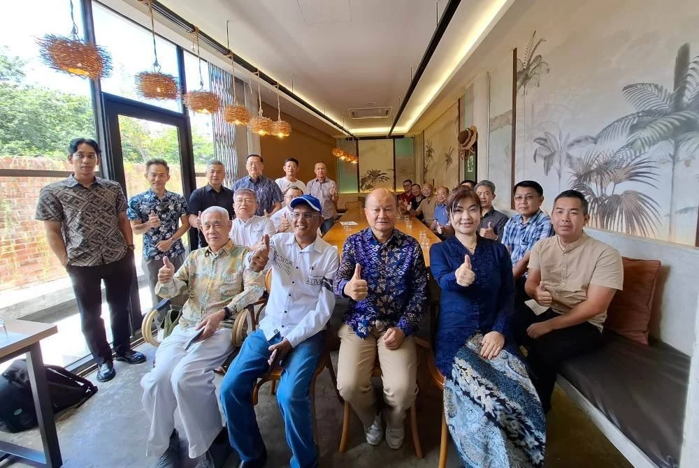 Pou Hian (duduk, tiga dari kiri) bersama wakil-wakil persatuan yang menyokong penganjuran Seminar 2.0: Mengapa i-ESG (Alam Sekitar, Sosial dan Tadbir Urus Inklusif) & Transformasi Perindustrian 5.0 yang akan diadakan di Pusat Konvensyen Casuarina, 16 Oktober depan.