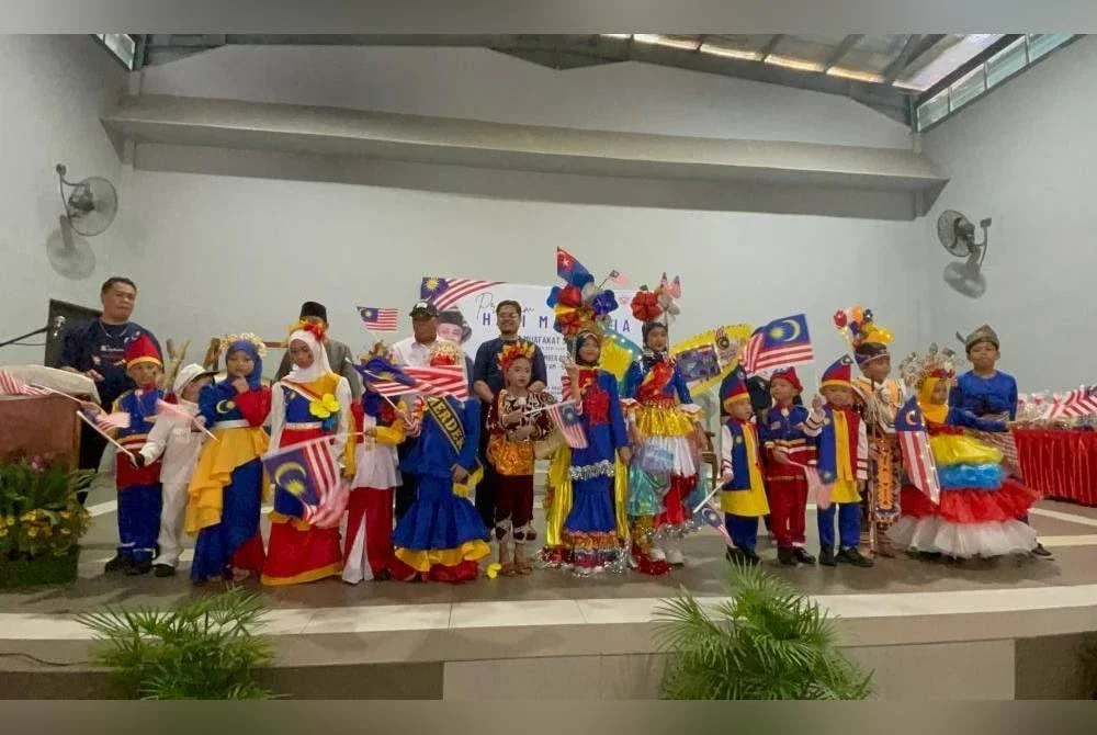 Saif Islam (tiga dari kanan) menggayakan kostum Pahlawan Iban sempena Program Hari Malaysia di Pasar Muafakat Sabah, Masai pada Selasa.