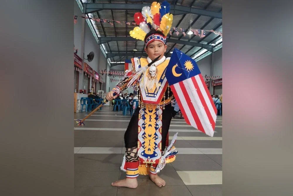 Saif Islam menggayakan kostum Pahlawan Iban yang dihasilakn oleh ibunya.