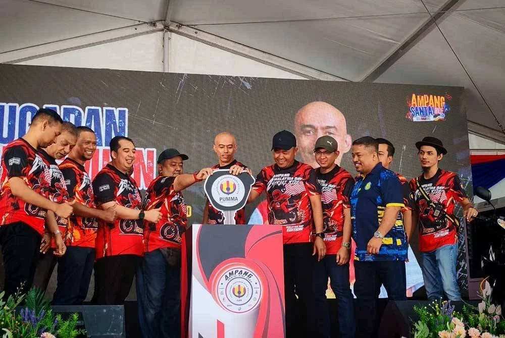 Altimet (tengah) menyempurnakan majlis pelepasan program konvoi Ampang Santai Ride sempena Hari Malaysia di Ampang.