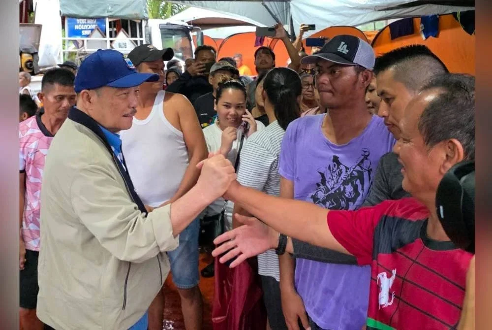 Hajiji memberi semangat kepada mangsa banjir yang dilawati. Foto Facebook Hajiji
