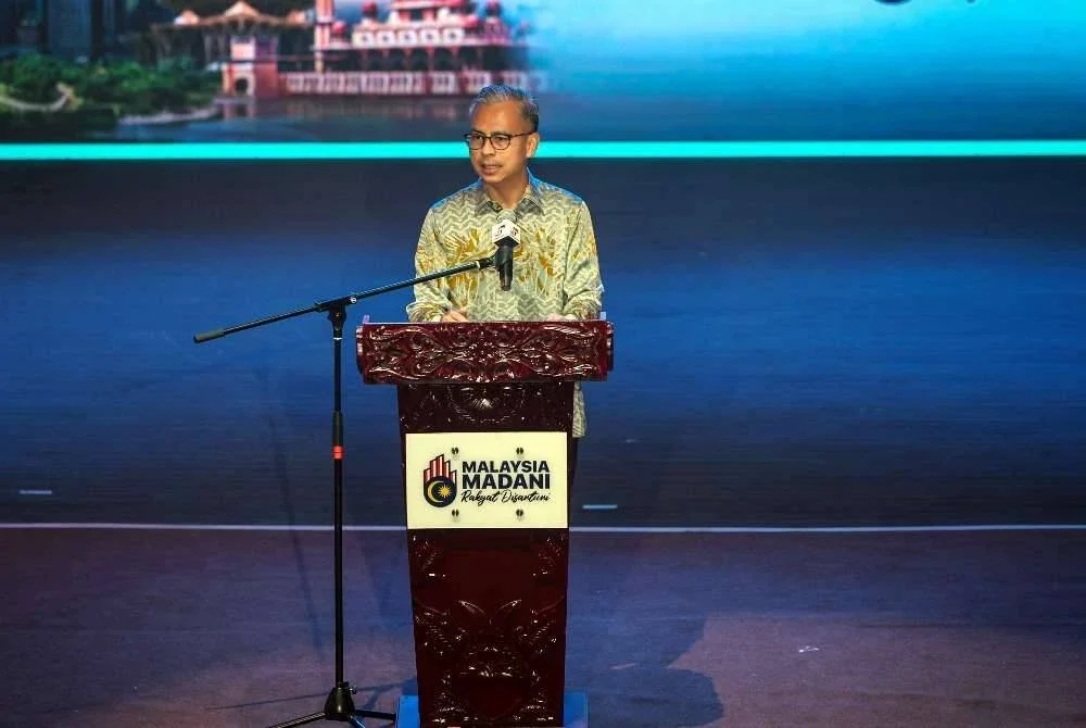 Fahmi menyampaikan ucapan pada Sambutan Hari Malaysia 2025 bertemakan 'Malaysia Madani: Rakyat Disantuni" di Pusat Konvensyen PICCA@Arena Butterworth malam ini.