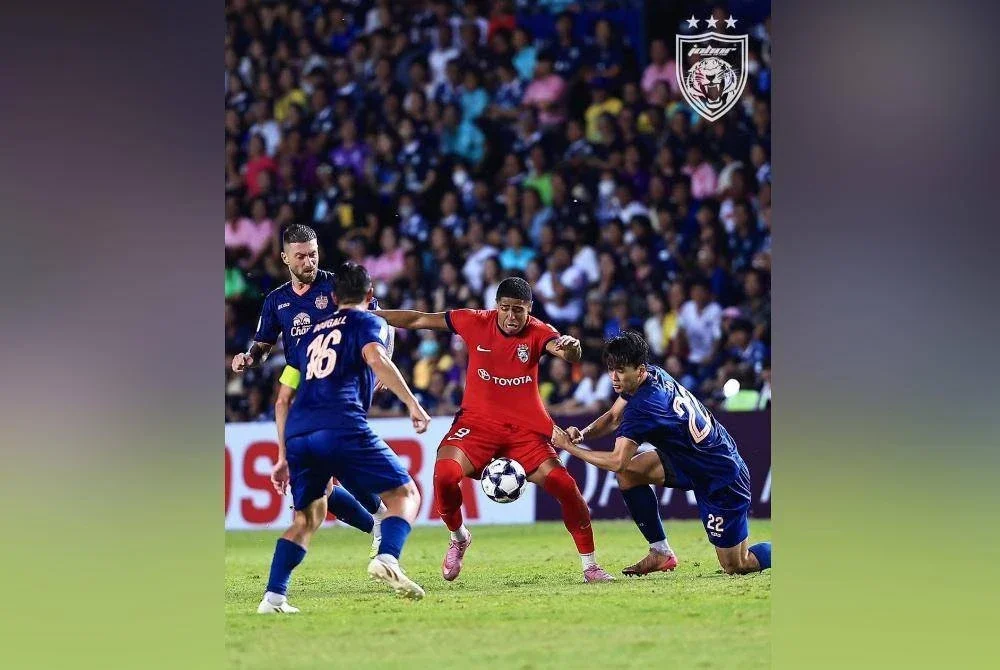 Penyerang JDT, Bergson Da Silva dikawal ketat pertahanan Buriram United. Foto Johor Southern Tigers