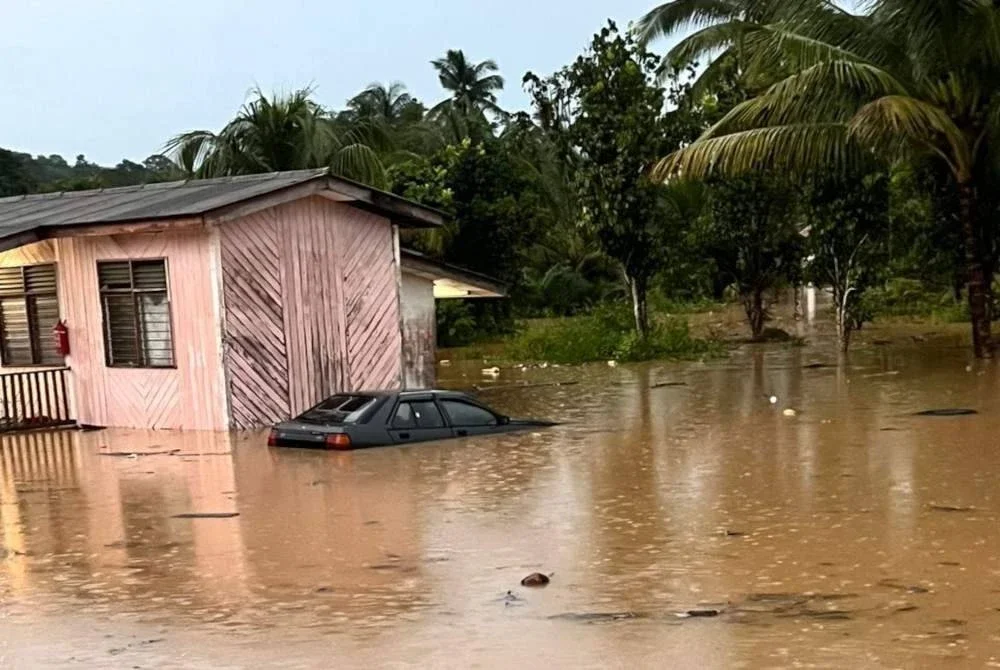Felda Chiku 1 dan 2 di Gua Musang dilanda banjir kilat akibat hujan lebat tanpa henti sejak jam 5 petang, Selasa. Foto IHSAN PEMBACA