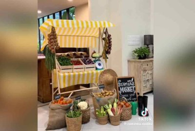 Tetamu menerima 'door gift' sayur-sayuran segar dalam satu majlis perkahwinan pada 31 Ogos lepas.