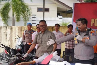 Bahan bukti berupa cangkul diperiksa polis.Foto: Agensi