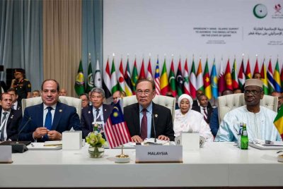 Anwar ketika menghadiri Sidang Kemuncak Luar Biasa Arab-Islam yang diadakan di ibu negara Qatar hari ini. - Foto: Bernama