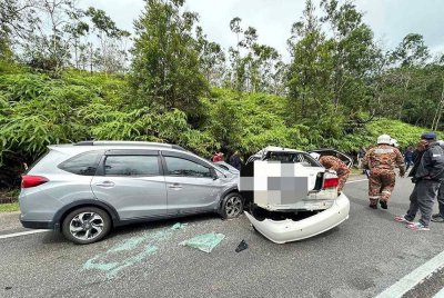 Keadaan kedua-dua kenderaan yang terlibat dalam kemalangan di Jalan Kota Tinggi-Mersing pada Isnin.