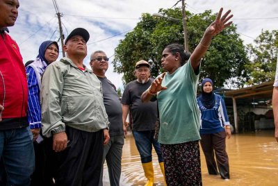 Saarani (dua dari kiri) melawat penduduk yang terkesan banjir di beberapa kawasan dalam daerah Muallim. Foto: Facebook Saarani Mohamad
