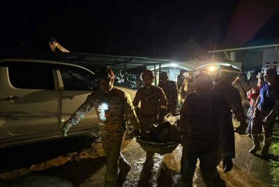 Mangsa terakhir tanah runtuh di Kampung Marahang Tuntul, Papar ditemui pada jam 8.45 malam Isnin. - Foto: JBPM Sabah