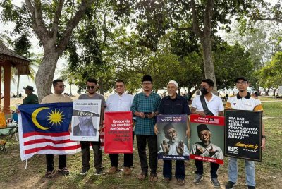 Islah Wahyudi (tengah) melancarkan kempen petisyen penukaran nama Port Dickson ke Pantai Dermaga.