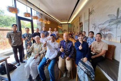 Pou Hian (duduk, tiga dari kiri) bersama wakil-wakil persatuan yang menyokong penganjuran Seminar 2.0: Mengapa i-ESG (Alam Sekitar, Sosial dan Tadbir Urus Inklusif) & Transformasi Perindustrian 5.0 yang akan diadakan di Pusat Konvensyen Casuarina, 16 Oktober depan.