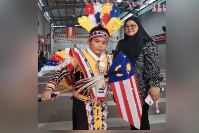 Sharifah Marina bersama Saif Islam.
