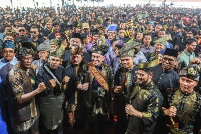 Anwar ditabalkan sebagai Imam Khalifah Agung 'Sri Tri Buana Simanjakini Gangga Chula Sakti' oleh Raja Abdul Majid yang mewakili Pertubuhan Seni Silat Pusaka Gayong Malaysia.