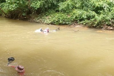 Lelaki Orang Asli yang dilaporkan hilang di Sungai Cherandong, Kuala Kubu Bharu sejak awal pagi semalam, ditemukan lemas oleh pasukan SAR hari ini. Foto: Bomba