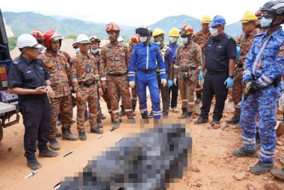 Mayat pemandu jengkaut yang tertimbus dalam kejadian runtuhan batu kuari di Ulu Gali, Sungai Ruan berjaya ditemui pasukan penyelamat pada Selasa.