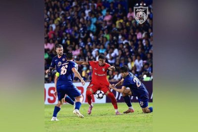 Penyerang JDT, Bergson Da Silva dikawal ketat pertahanan Buriram United. Foto Johor Southern Tigers