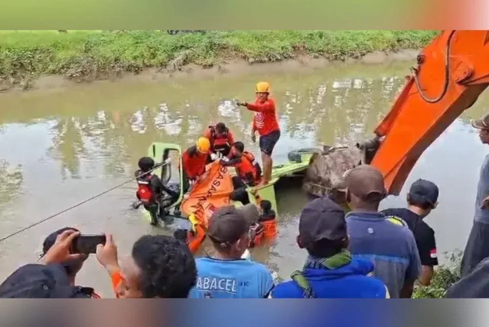 Pihak berkuasa Indonesia melakukan operasi menyelamat mangsa selepas sebuah lori terjunam ke dalam sungai. Foto Agensi