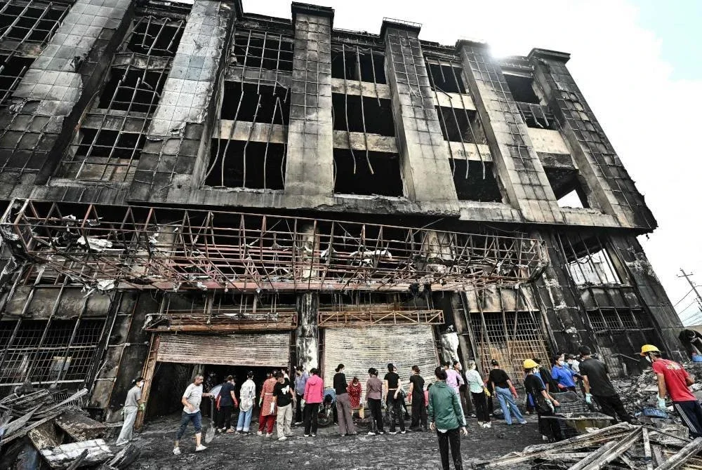 Penduduk tempatan membersihkan runtuhan sebuah pasar raya yang terbakar selepas ia dibakar ketika tunjuk perasaan di Kathmandu pada 13 September 2025. Foto AFP
