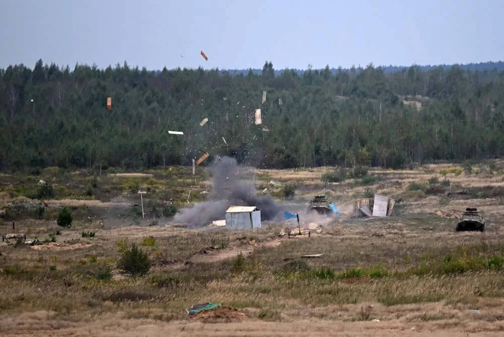 Latihan tempur olok-olok yang turut disaksikan wakil pemerhati lebih 20 negara. Foto AFP