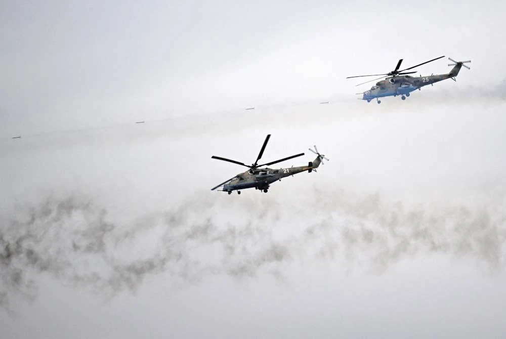 Unit helikopter tentera Belarus turut menyertai latihan berhampiran bandar Borisov, timur ibu kota. Foto AFP