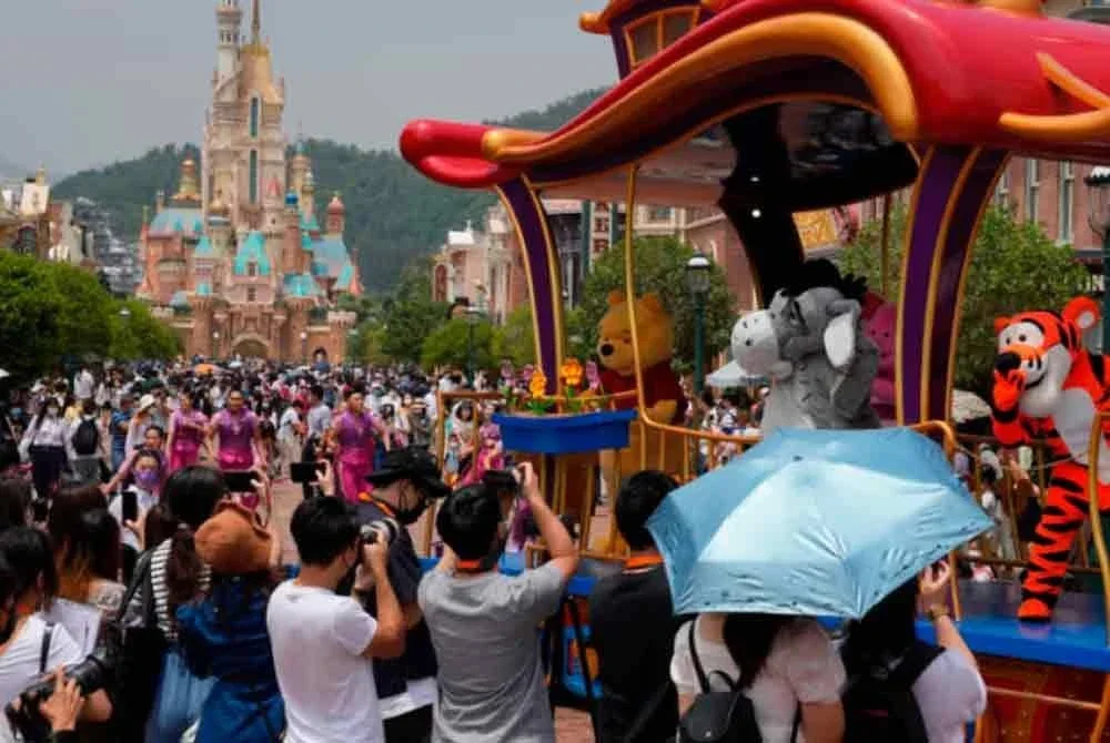 Seorang pelancong dilaporkan meninggal dunia selepas tidak sedarkan diri ketika menaiki salah satu permainan di Disneyland, Hong Kong. Foto Agensi.