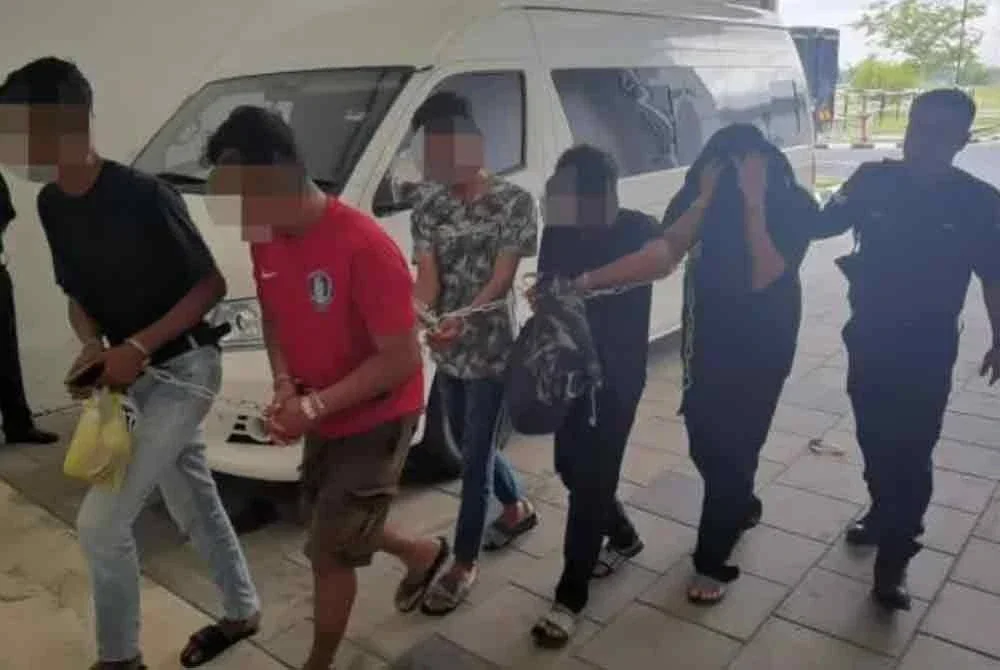 Mohd Zulkarnain (dua dari kanan) didakwa melakukan amang seksual fizikal dan berkomunikasi secara seksual terhadap seorang pelajar lelaki berusia 14 tahun di dewan sebuah sekolah.