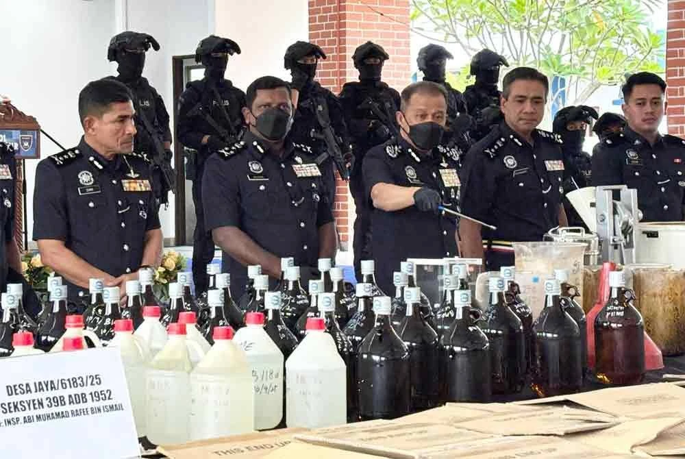 Mohd Khalid (tiga kanan) menunjukkan barangan yang dirampas ketika sidang akhbar di Pulapol Kuala Lumpur pada Rabu.