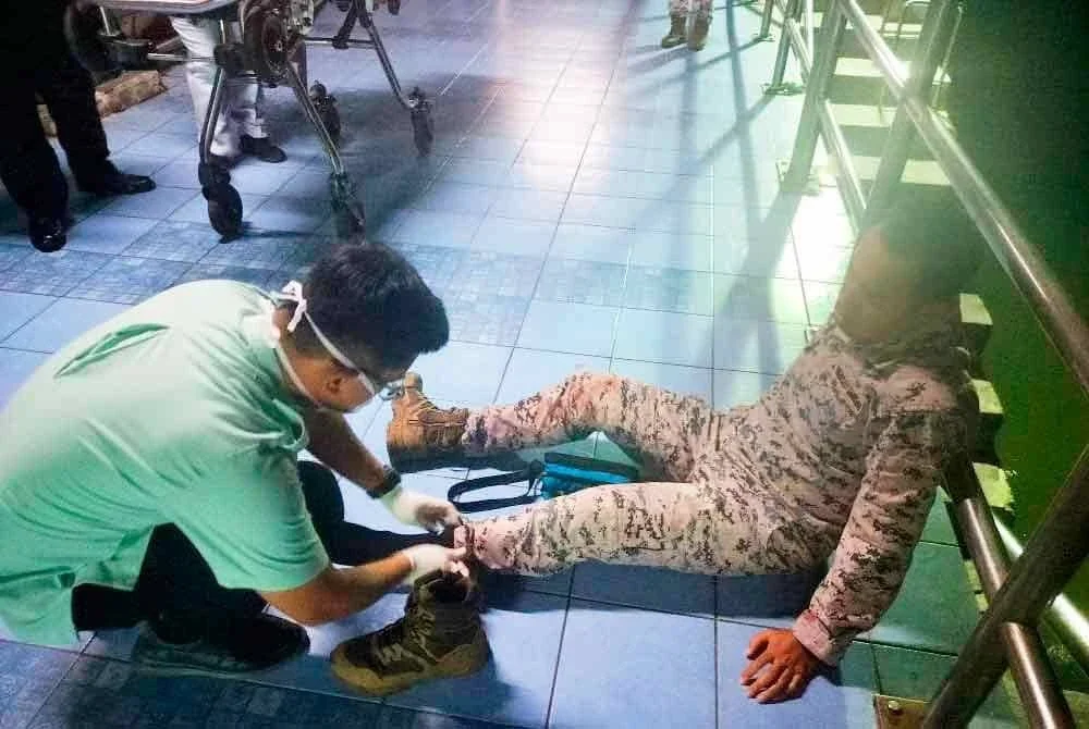 Salah seorang anggota Maritim cedera akibat dirempuh dalam aksi mengajar bot pancung disyaki membawa PATI - Foto: Maritim Malaysia