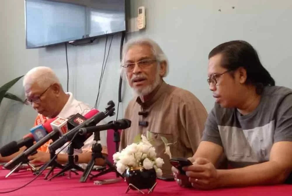 Zulhazmi (kanan) bersama Khalid ketika sidang akhbar di sebuah restoran di ibu negara pada Rabu