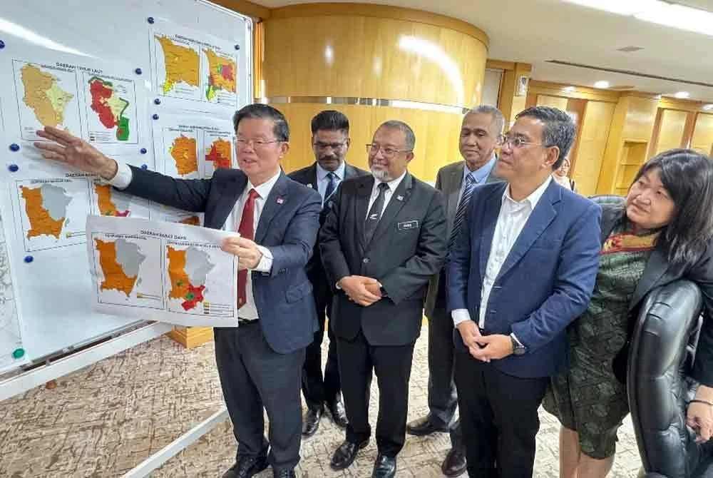 Kon Yeow (kiri) menunjukkan peta sempadan bandar seluruh Pulau Pinang dalam sidang media pada Rabu.