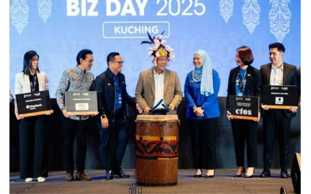 Wilson memukul gendang sebagai simbolik pelancaran IMPAK BIZ di Kuching, Sarawak.