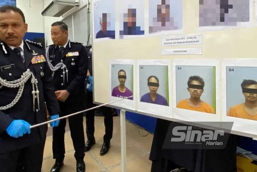 Mohd Yusoff (kiri) menunjukkan tiga lelaki dan seorang wanita warga Myanmar telah ditahan bagi membantu siasatan semasa sidang akhbar di IPK Kelantan, Kota Bharu pada Rabu.FOTO: SINAR HARIAN/HAZELEN LIANA KAMARUDIN