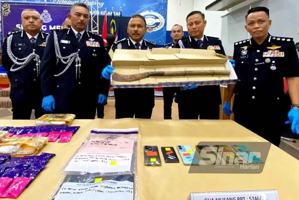 Mohd Yusoff (tiga,kiri) menunjukkan sebilah parang tebas berhulu kayu, enam unit telefon, sehelai baju dan seluar yang dirampas semasa sidang akhbar di IPK Kelantan, Kota Bharu pada Rabu.FOTO: SINAR HARIAN/HAZELEN LIANA KAMARUDIN