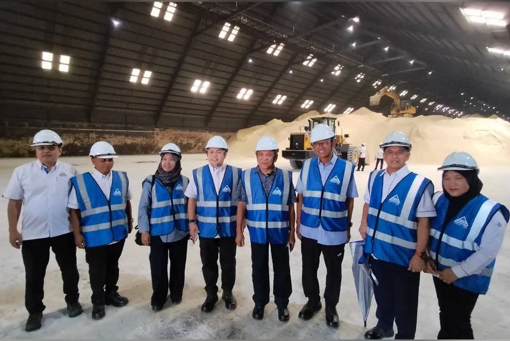 Ahmad Shabery (tengah) ketika membuat lawatan ke kilang MSM Prai pada Rabu.