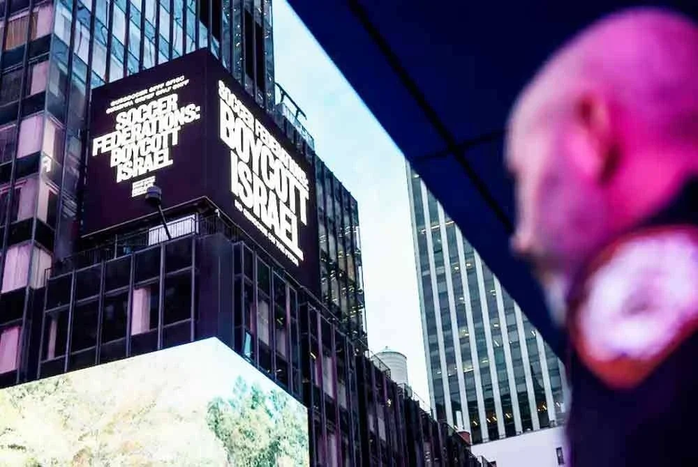 Mesej kempen itu 'Persekutuan Bola Sepak: Boikot Israel' yang dipaparkan pada papan iklan gergasi Times Square pada Selasa.