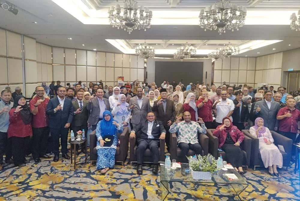 Onn (duduk depan dua dari kiri) dan Ramanan (duduk depan tengah) bergambar semasa Program jom@Coop pada Rabu.