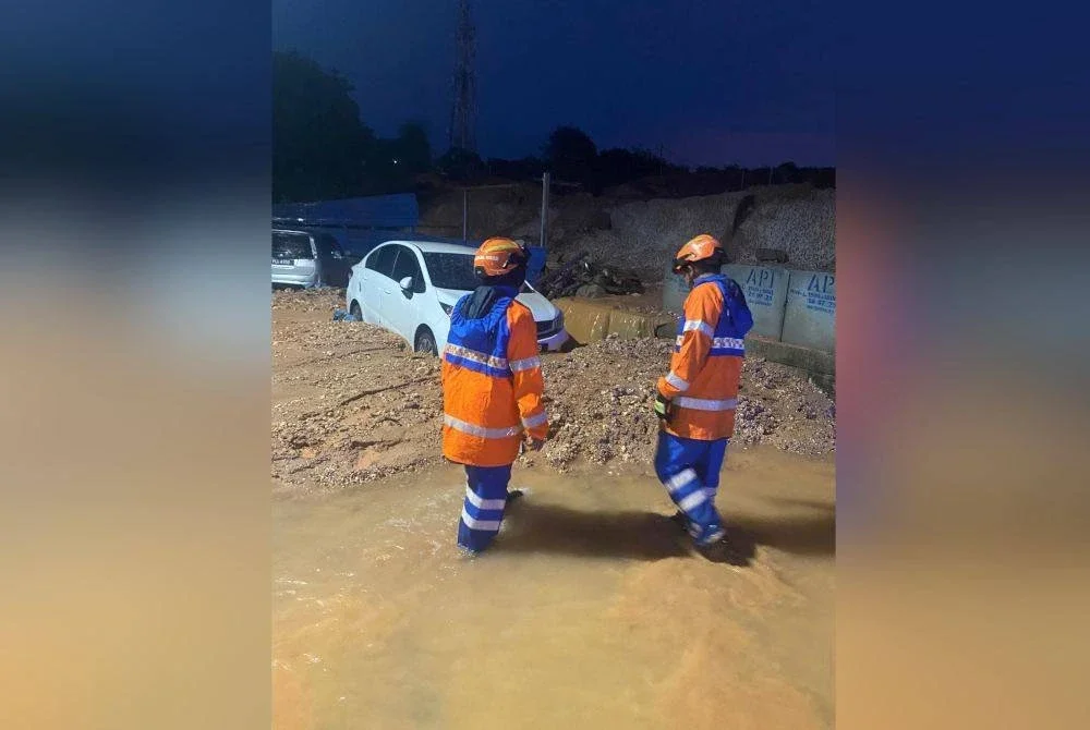 Banjir kilat dan berlumpur yang berlaku di Taman Guar Perahu, pada petang Selasa.